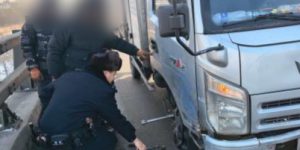 元旦坚守暖人心：南岗分局民警巡逻中快速处置货车爆胎保畅通